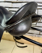 Load image into Gallery viewer, 17 1/2” MW Ideal/Crown Toshina Dressage Saddle - Black