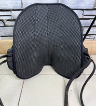 Load image into Gallery viewer, 17” Torsion Treeless Close Contact GP XtraLite Saddle - Black - Endurance
