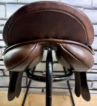 Load image into Gallery viewer, 18 1/2” MN J. Houghton GP/Jump Gents Hunting Saddle - Brown - English