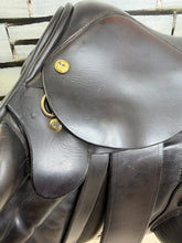 Load image into Gallery viewer, 17” MW Black Country Vinici Monoflap Jump Saddle - Brown - Flocked Close Contact
