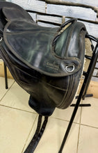 Load image into Gallery viewer, Size 2 Barefoot Cheyenne Treeless Leather GP Saddle - with Pads &amp; Girth - Black - Cob
