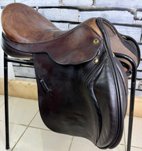 Load image into Gallery viewer, 17 1/2” Medium Black Country Wexford Jump Saddle - Brown