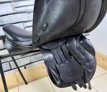 Load image into Gallery viewer, 17 1/2” Wide Black Country Ricochet High Wither Jump Saddle - Black