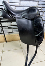 Load image into Gallery viewer, 17 1/2” MW Ideal/Crown Toshina Dressage Saddle - Black