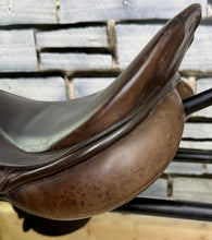 Load image into Gallery viewer, 18” XW M&amp;J/Granville Saddlery English GP Cob Saddle - Brown