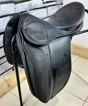 Load image into Gallery viewer, 18” Medium Stubben Scandica VSD Saddle - Black