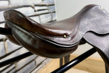 Load image into Gallery viewer, 16 1/2” Global Saddlery English 1 1/4 St/8kg Weighted Racing Saddle - Brown