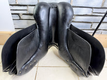 Load image into Gallery viewer, 17” MW Oakland House Saddlery GP/Jump Saddle - Black - Cob Medium Wide