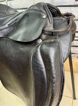 Load image into Gallery viewer, 17” Wide Trapezius Panel Saddle - Black
