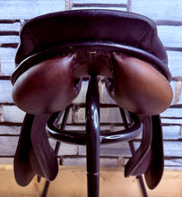 Load image into Gallery viewer, 17 1/2” B/29 (Medium) Stubben Siegfried II Jumping/XC Saddle - Brown