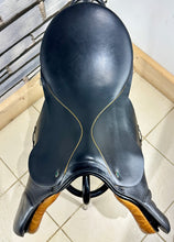 Load image into Gallery viewer, 18” MW (Fit 31) Stubben Siegfried Extra GP/Jump Saddle - Black/Tan