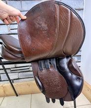 Load image into Gallery viewer, 17” 32/Wide Stubben Juventus Jump Saddle - Brown