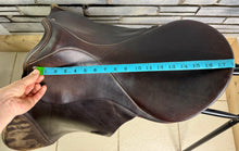Load image into Gallery viewer, 18” 28.5 (M) Kloster Schonthal Pandur GP Saddle - Brown