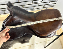 Load image into Gallery viewer, 18” Wide Quattro Jump Saddle - Brown