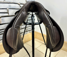 Load image into Gallery viewer, 17” Narrow Albion K2 Dressage Saddle - Brown