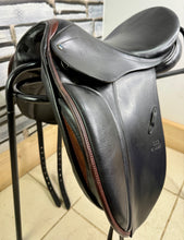 Load image into Gallery viewer, 16 1/2” 32/Wide Stubben Dressage Saddle - Brown