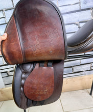 Load image into Gallery viewer, 17 1/2” 30.5/MW Stubben Parzival WH Saddle -Brown- Show Hack/ROR
