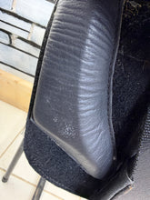 Load image into Gallery viewer, Portuguese Leather Treeless Saddle - Moveable/Changeable Panels - Wide - Black