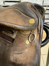 Load image into Gallery viewer, 15 1/2” XW Extra Wide Fylde Hayden Show/Working Hunter Saddle -Brown- Suede Top
