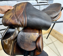Load image into Gallery viewer, 17 1/2” MN (Fit 27) Stubben Siegfried CS Biomex Jump Saddle - Brown