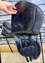 Load image into Gallery viewer, 17” XXW Hoop Tree Manor Cob GP Saddle - Black - Extra Wide - 4 Straps