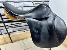 Load image into Gallery viewer, 18” MW (Fit 31) Stubben Siegfried Extra GP/Jump Saddle - Black/Tan