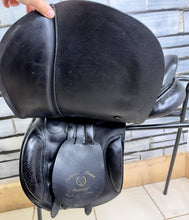 Load image into Gallery viewer, 17” MW Oakland House Saddlery GP/Jump Saddle - Black - Cob Medium Wide