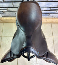 Load image into Gallery viewer, 17” 32/Wide Stubben Juventus Jump Saddle - Brown
