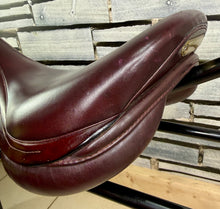 Load image into Gallery viewer, 17” Medium Prestige/John Whitaker Jump Saddle - Burgundy
