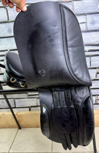 Load image into Gallery viewer, 17” XW Morris &amp; Nolan WH Working Hunter Saddle - Black - Extra Wide