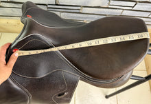 Load image into Gallery viewer, 17” MW/Wide Whitaker Madrid Jump Saddle - Brown