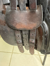 Load image into Gallery viewer, 17 1/2” Medium Black Country Wexford Jump Saddle - Brown