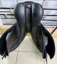 Load image into Gallery viewer, 17” Medium/Changeable Gullet Bates Caprilli Jump Saddle - Black