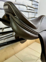 Load image into Gallery viewer, 17” MW/Wide Whitaker Madrid Jump Saddle - Brown