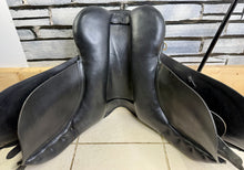 Load image into Gallery viewer, 17” XXW Hoop Tree Manor Cob GP Saddle - Black - Extra Wide - 4 Straps