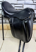 Load image into Gallery viewer, 17 1/2” Medium Heritage Yin-Yang Dressage Saddle - Black