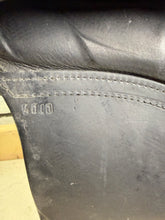 Load image into Gallery viewer, 17 1/2” Wide-XW/Changeable Gullet Kent &amp; Masters Dressage Saddle - Black