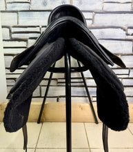 Load image into Gallery viewer, 17” Wide Free &amp; Easy Endurance/Floating Panel Saddle - Black
