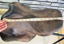 Load image into Gallery viewer, 15 1/2” XW Extra Wide Fylde Hayden Show/Working Hunter Saddle -Brown- Suede Top