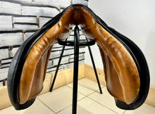 Load image into Gallery viewer, 18” MW (Fit 31) Stubben Siegfried Extra GP/Jump Saddle - Black/Tan