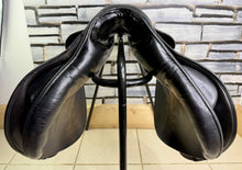 Load image into Gallery viewer, 17 1/2” Medium Lemetex ‘The Stylist’ Jump Saddle - Black