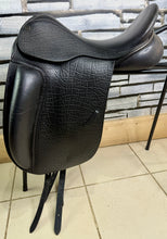 Load image into Gallery viewer, 17” Medium County Saddlery Fusion Dressage Saddle - Black