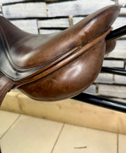 Load image into Gallery viewer, 17” MW Frank Baines Jump Saddle - Brown