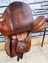 Load image into Gallery viewer, 17 1/2” XW-XXW Frank Baines Balance Zenith Jump Saddle - Tan