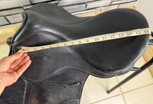 Load image into Gallery viewer, 16 1/2” Medium Eclipse Leather &amp; Synthetic GP Saddle - Black
