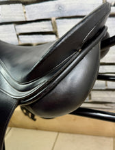 Load image into Gallery viewer, 17 1/2” Medium Albion Selecta GP Saddle -Black- Changeable Knee Pads