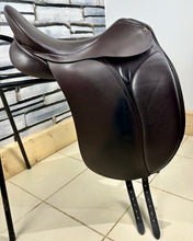 Load image into Gallery viewer, 18” Medium Morris &amp; Nolan Dressage Saddle - Brown
