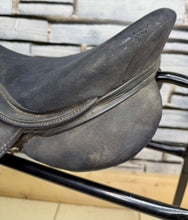 Load image into Gallery viewer, 17” Narrow Thorowgood Griffen High Wither GP Saddle-Black