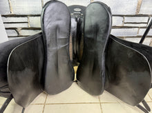 Load image into Gallery viewer, 17” Wide Trapezius Panel Saddle - Black