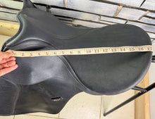 Load image into Gallery viewer, 17 1/2” Wide/Changeable Gullet Wintec GP Saddle - Black - Flocked - Lightweight